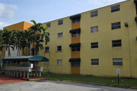 Condo in Hialeah, Florida, 2 bedrooms  № 1763906 - photo 3