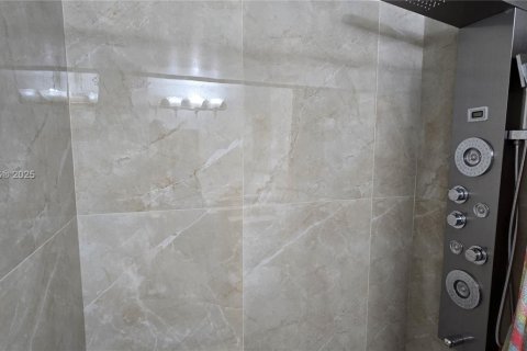 Condo in Hialeah, Florida, 2 bedrooms  № 1763906 - photo 12