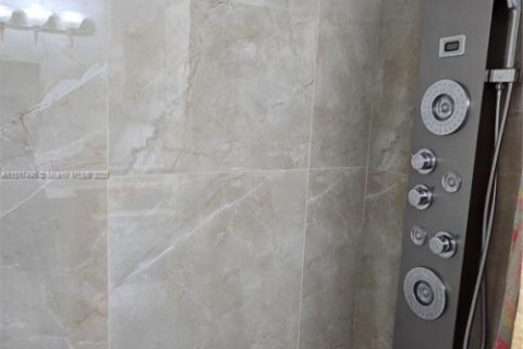 Condo in Hialeah, Florida, 2 bedrooms  № 1763906 - photo 11