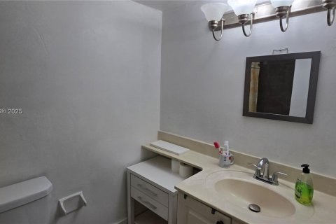 Condo in Hialeah, Florida, 2 bedrooms  № 1763906 - photo 9