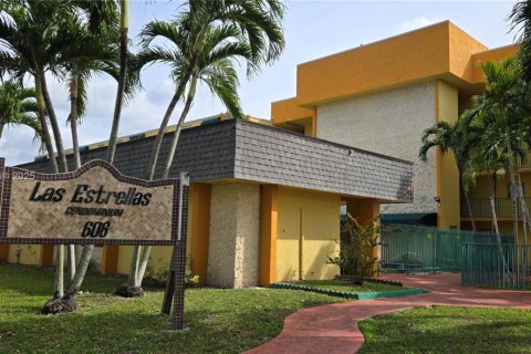 Condo in Hialeah, Florida, 2 bedrooms  № 1763906 - photo 1