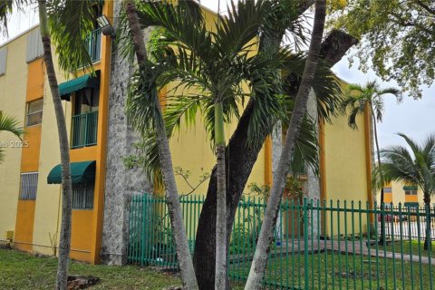 Condo in Hialeah, Florida, 2 bedrooms  № 1763906 - photo 2