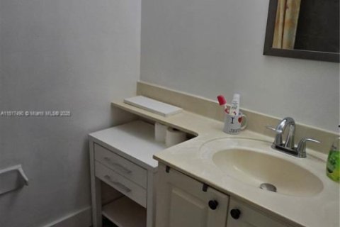 Condo in Hialeah, Florida, 2 bedrooms  № 1763906 - photo 10
