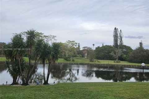 Condo in Lauderhill, Florida, 2 bedrooms  № 2003909 - photo 9