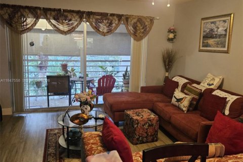 Condo in Lauderhill, Florida, 2 bedrooms  № 2003909 - photo 2