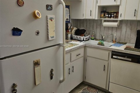 Condo in Lauderhill, Florida, 2 bedrooms  № 2003909 - photo 4