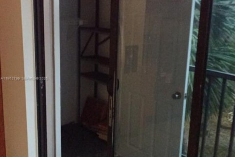 Condo in Miami, Florida, 3 bedrooms  № 2033360 - photo 2