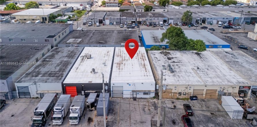 Immobilier commercial à Hialeah, Floride № 1939192