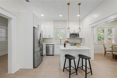 House in Tampa, Florida 3 bedrooms, 141.95 sq.m. № 2208736 - photo 14