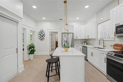 House in Tampa, Florida 3 bedrooms, 141.95 sq.m. № 2208736 - photo 12