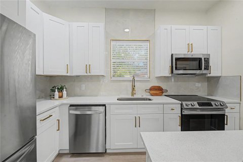 House in Tampa, Florida 3 bedrooms, 141.95 sq.m. № 2208736 - photo 15