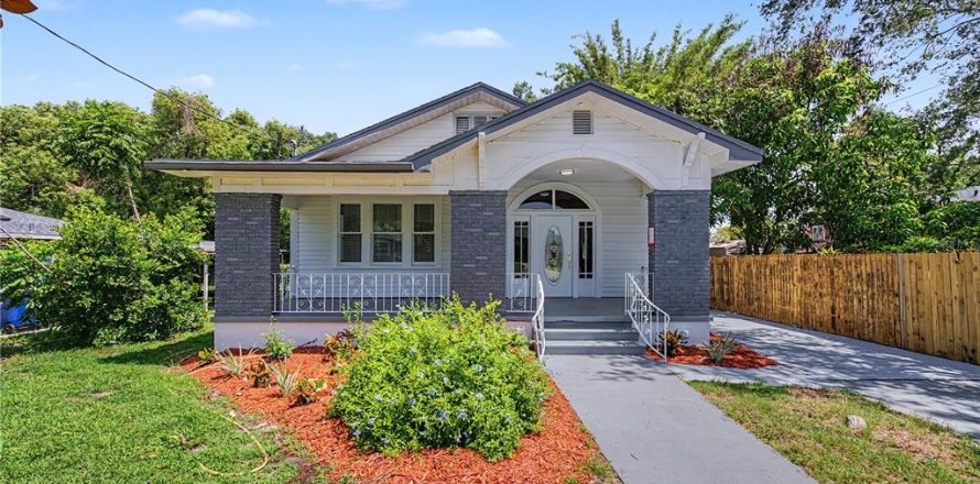 House in Tampa, Florida 3 bedrooms, 141.95 sq.m. № 2208736