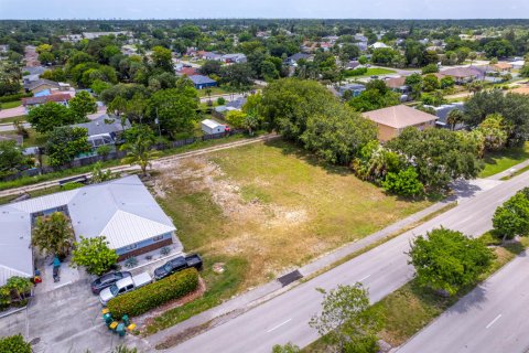 Commercial property in Naples, Florida № 2177700 - photo 3