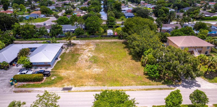 Commercial property in Naples, Florida № 2177700