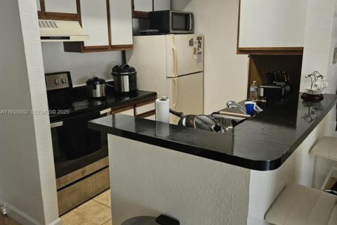 Condo in Davie, Florida, 1 bedroom № 1994014 - photo 4