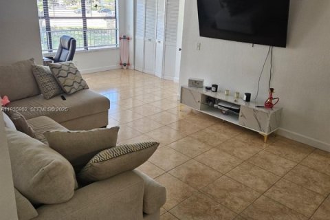 Condo in Davie, Florida, 1 bedroom № 1994014 - photo 2