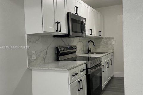 House in Miami, Florida 2 bedrooms, 170.2 sq.m. № 1994707 - photo 11