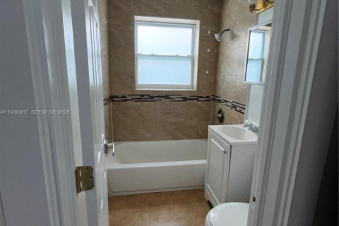 House in Miami, Florida 2 bedrooms, 170.2 sq.m. № 1994707 - photo 26