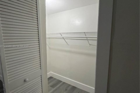 House in Miami, Florida 2 bedrooms, 170.2 sq.m. № 1994707 - photo 21