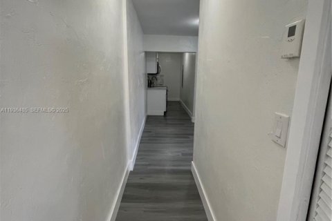 House in Miami, Florida 2 bedrooms, 170.2 sq.m. № 1994707 - photo 13