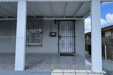House in Miami, Florida 2 bedrooms, 170.2 sq.m. № 1994707 - photo 2
