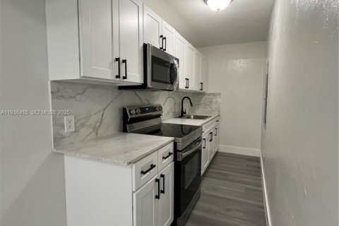 House in Miami, Florida 2 bedrooms, 170.2 sq.m. № 1994707 - photo 16