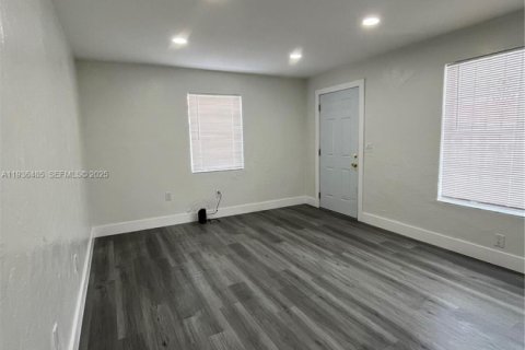 House in Miami, Florida 2 bedrooms, 170.2 sq.m. № 1994707 - photo 5