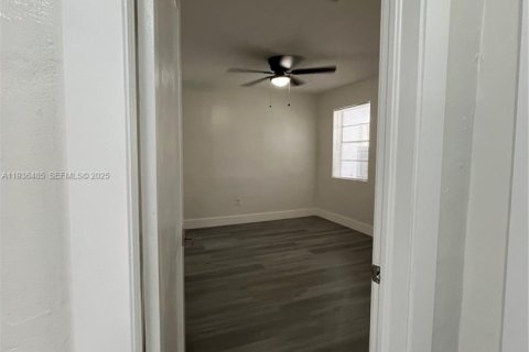 House in Miami, Florida 2 bedrooms, 170.2 sq.m. № 1994707 - photo 17