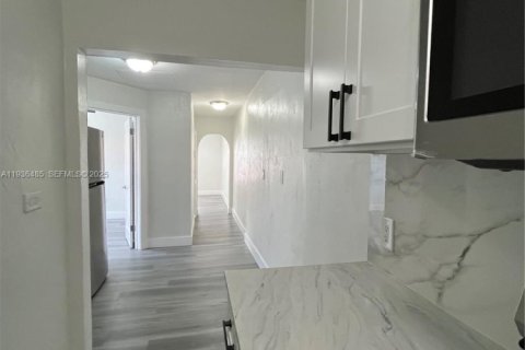 House in Miami, Florida 2 bedrooms, 170.2 sq.m. № 1994707 - photo 8