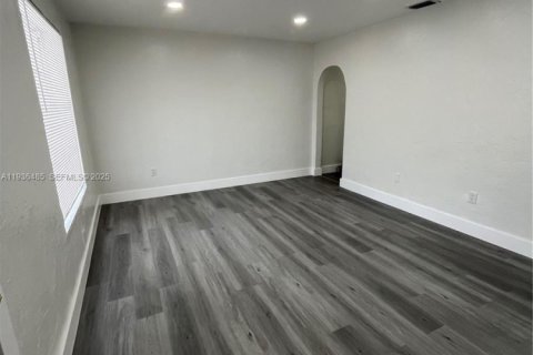 House in Miami, Florida 2 bedrooms, 170.2 sq.m. № 1994707 - photo 4