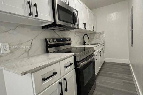 House in Miami, Florida 2 bedrooms, 170.2 sq.m. № 1994707 - photo 9