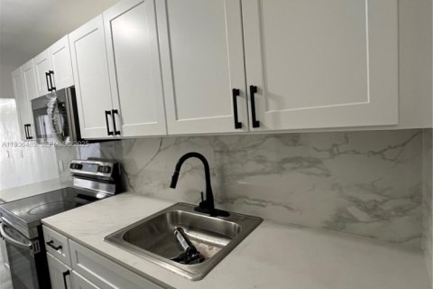 House in Miami, Florida 2 bedrooms, 170.2 sq.m. № 1994707 - photo 10