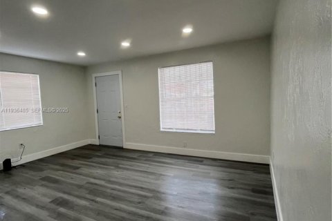 House in Miami, Florida 2 bedrooms, 170.2 sq.m. № 1994707 - photo 6