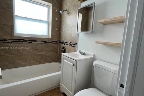 House in Miami, Florida 2 bedrooms, 170.2 sq.m. № 1994707 - photo 25