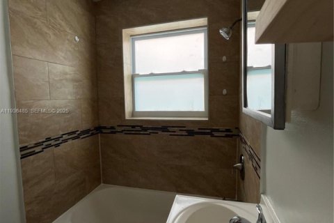 House in Miami, Florida 2 bedrooms, 170.2 sq.m. № 1994707 - photo 23