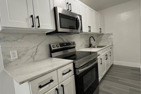 House in Miami, Florida 2 bedrooms, 170.2 sq.m. № 1994707 - photo 15