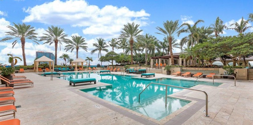 Condominio en West Palm Beach, Florida, 2 dormitorios № 627296