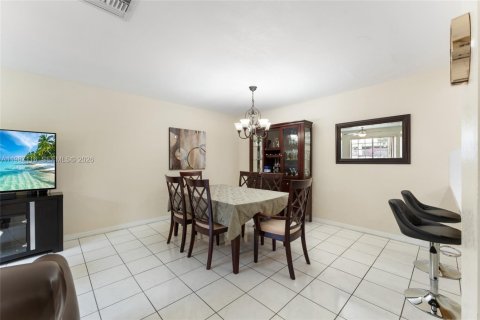 House in Hialeah, Florida 3 bedrooms, 109.62 sq.m. № 2048663 - photo 14