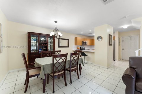 House in Hialeah, Florida 3 bedrooms, 109.62 sq.m. № 2048663 - photo 15