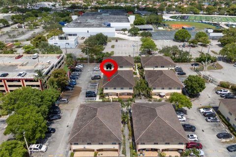 House in Hialeah, Florida 3 bedrooms, 109.62 sq.m. № 2048663 - photo 7