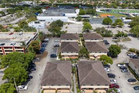 House in Hialeah, Florida 3 bedrooms, 109.62 sq.m. № 2048663 - photo 30