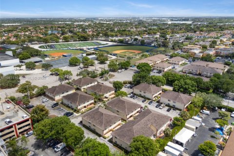 House in Hialeah, Florida 3 bedrooms, 109.62 sq.m. № 2048663 - photo 11