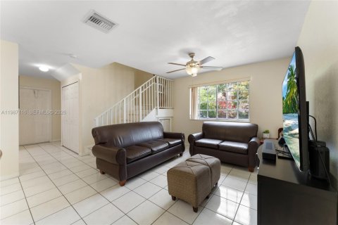 House in Hialeah, Florida 3 bedrooms, 109.62 sq.m. № 2048663 - photo 12