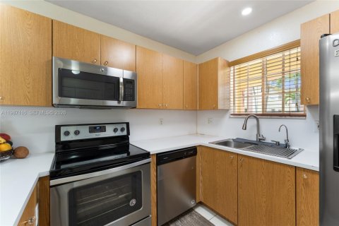 House in Hialeah, Florida 3 bedrooms, 109.62 sq.m. № 2048663 - photo 17