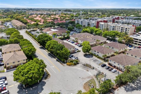 House in Hialeah, Florida 3 bedrooms, 109.62 sq.m. № 2048663 - photo 10