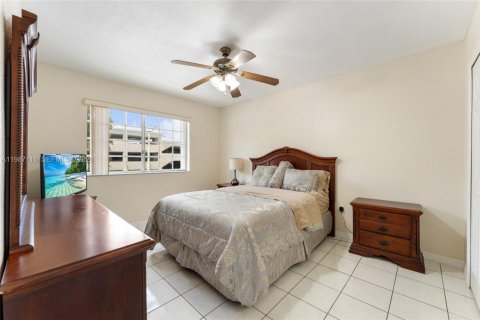 House in Hialeah, Florida 3 bedrooms, 109.62 sq.m. № 2048663 - photo 21