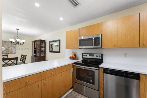 House in Hialeah, Florida 3 bedrooms, 109.62 sq.m. № 2048663 - photo 18