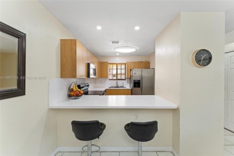 House in Hialeah, Florida 3 bedrooms, 109.62 sq.m. № 2048663 - photo 20