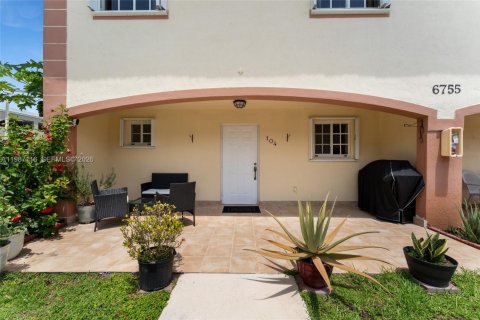 House in Hialeah, Florida 3 bedrooms, 109.62 sq.m. № 2048663