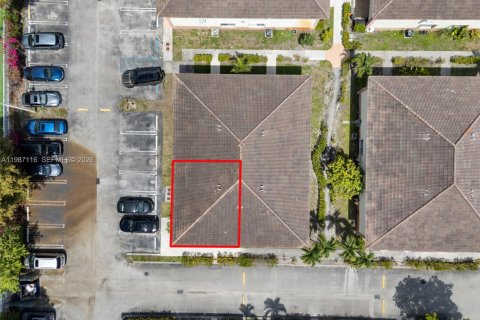 House in Hialeah, Florida 3 bedrooms, 109.62 sq.m. № 2048663 - photo 4